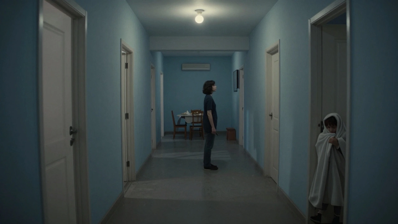 Человек стоит перед рядом дверей, за которыми — фрагменты детства, длинная тень позади.