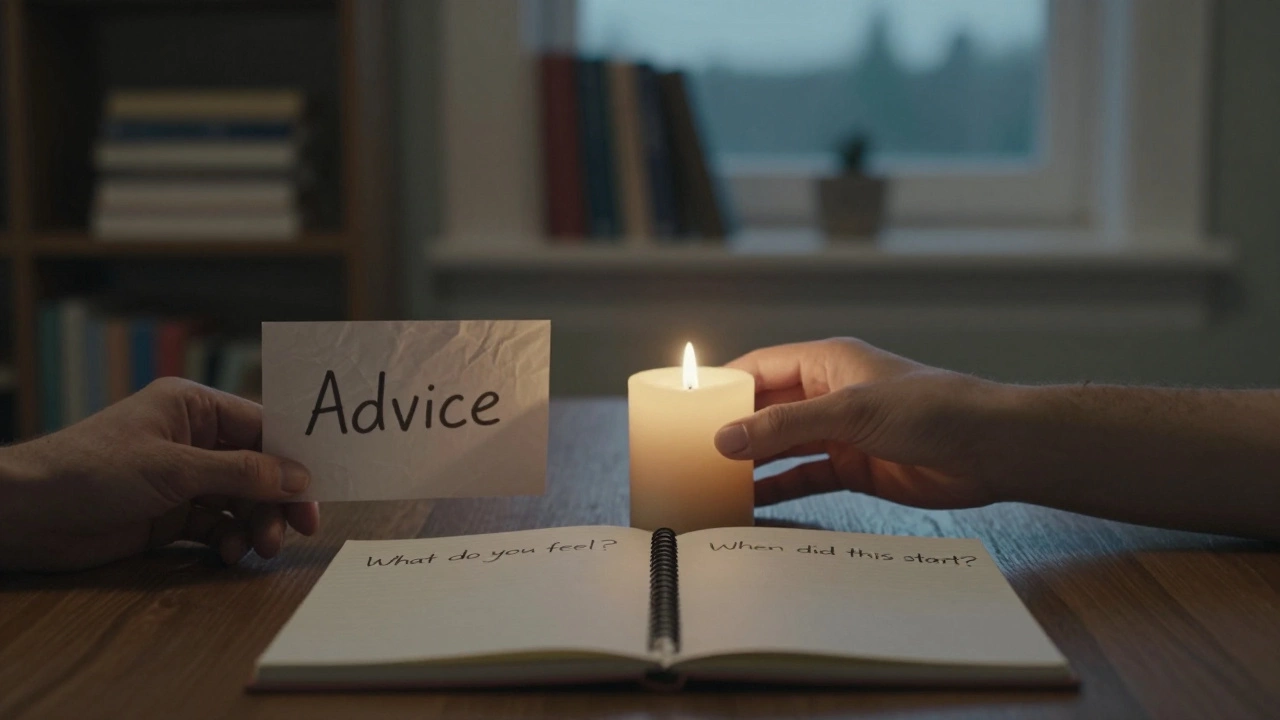 Две руки на столе: одна держит бумагу с советом, другая кладет свечу — между ними открытый дневник с вопросами.