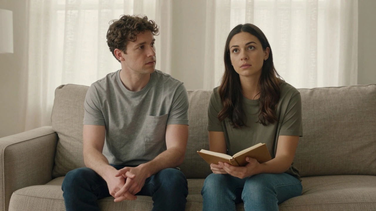 Психолог и клиент сидят рядом на диване, оба в спокойной позе — атмосфера доверия и понимания.