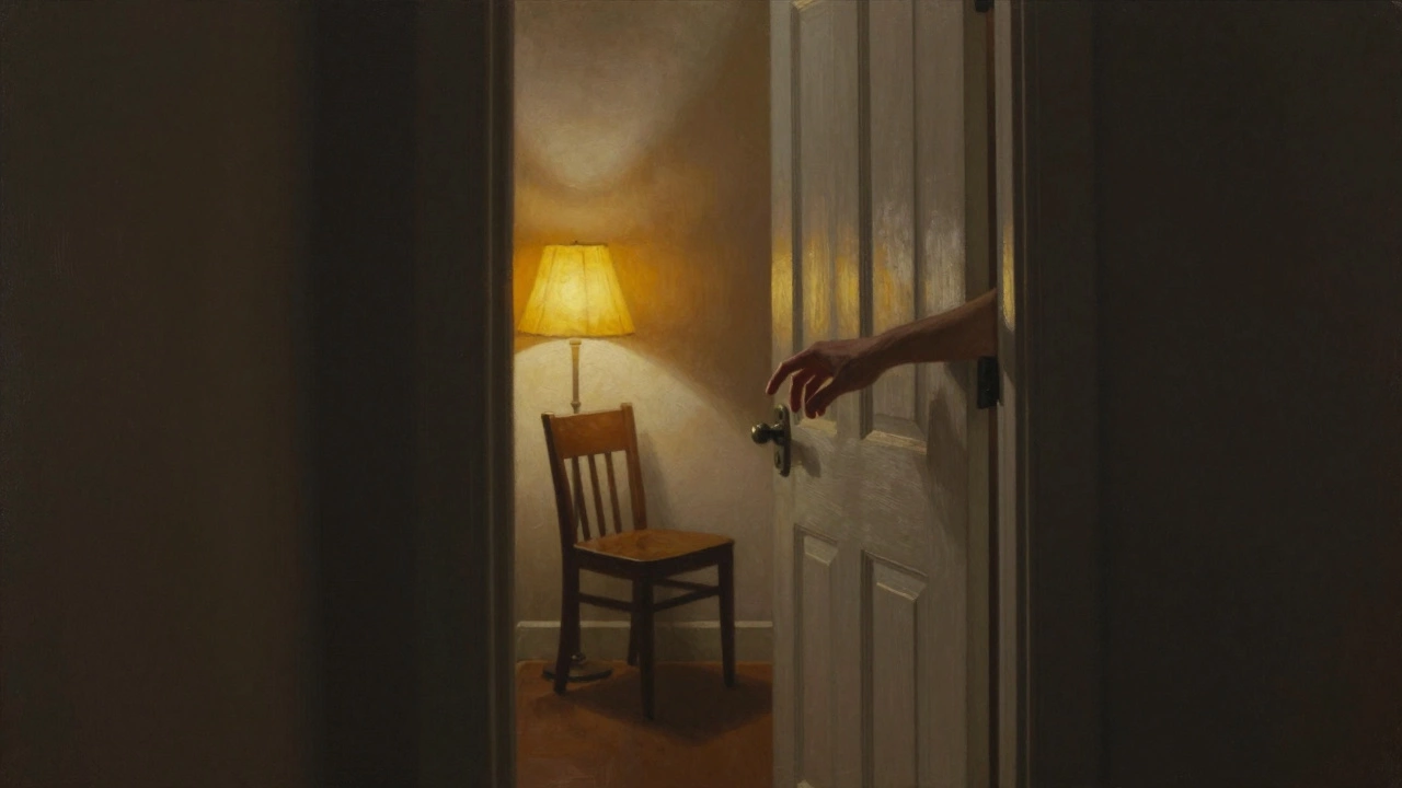 Рука тянется к двери, за которой светится лампа — момент перед встречей с психологом.