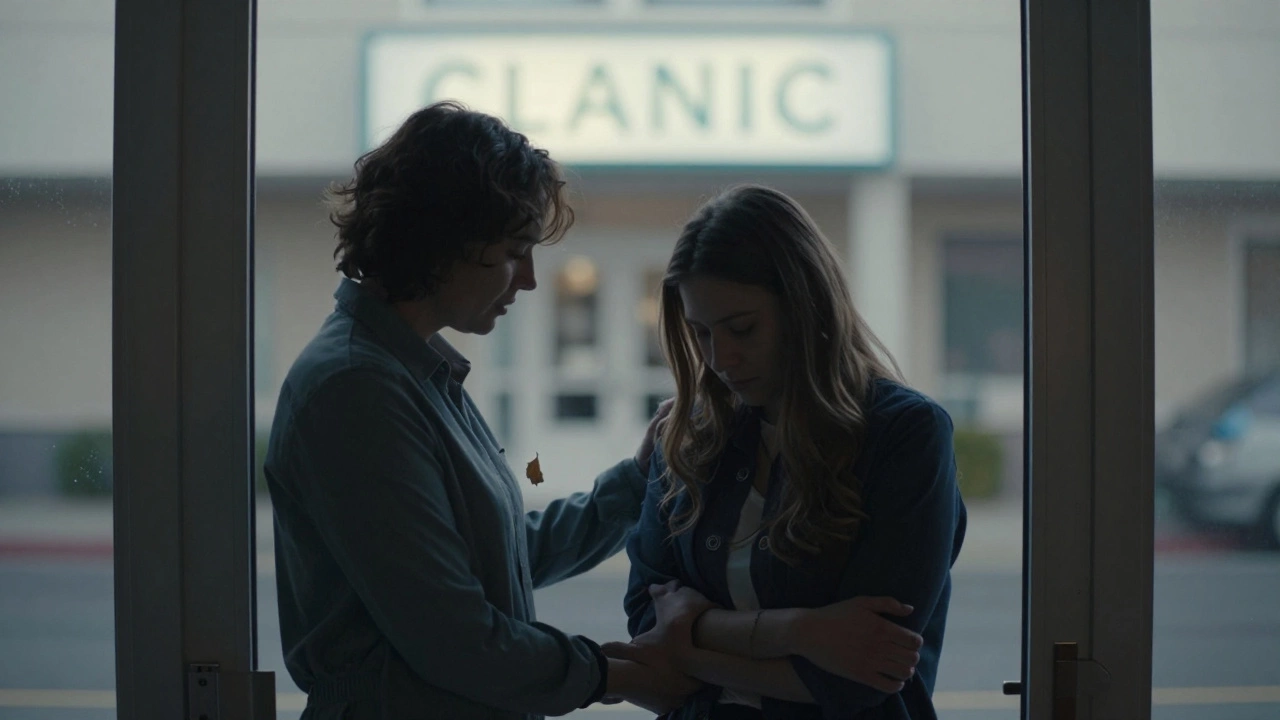 Два человека у двери клиники на рассвете — один поддерживает другого в тишине.