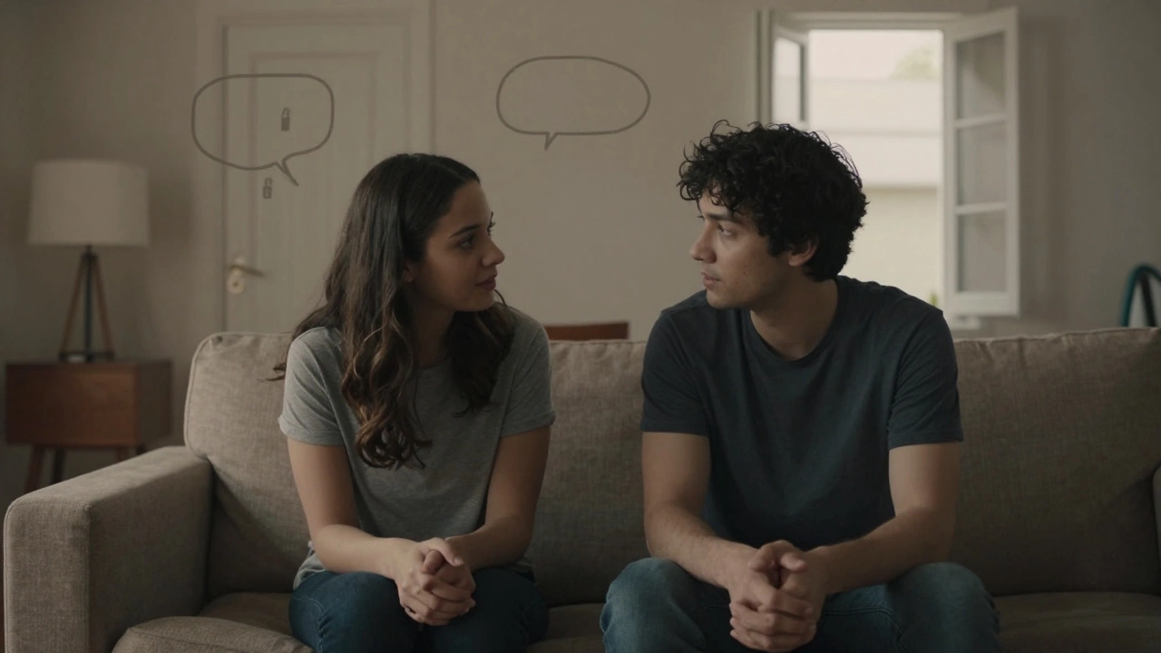 Двое людей в спокойной обстановке, один говорит, другой слушает — без слов, но с пониманием.