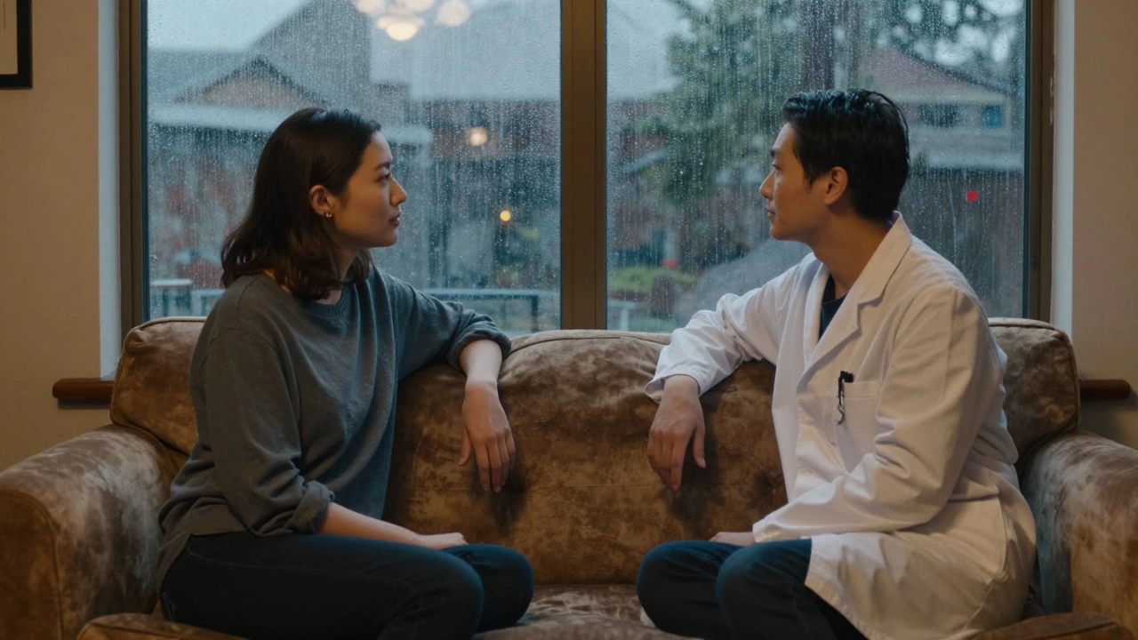 Психолог и клиент сидят у окна в дождливый день, не глядя друг на друга — тишина как форма поддержки.