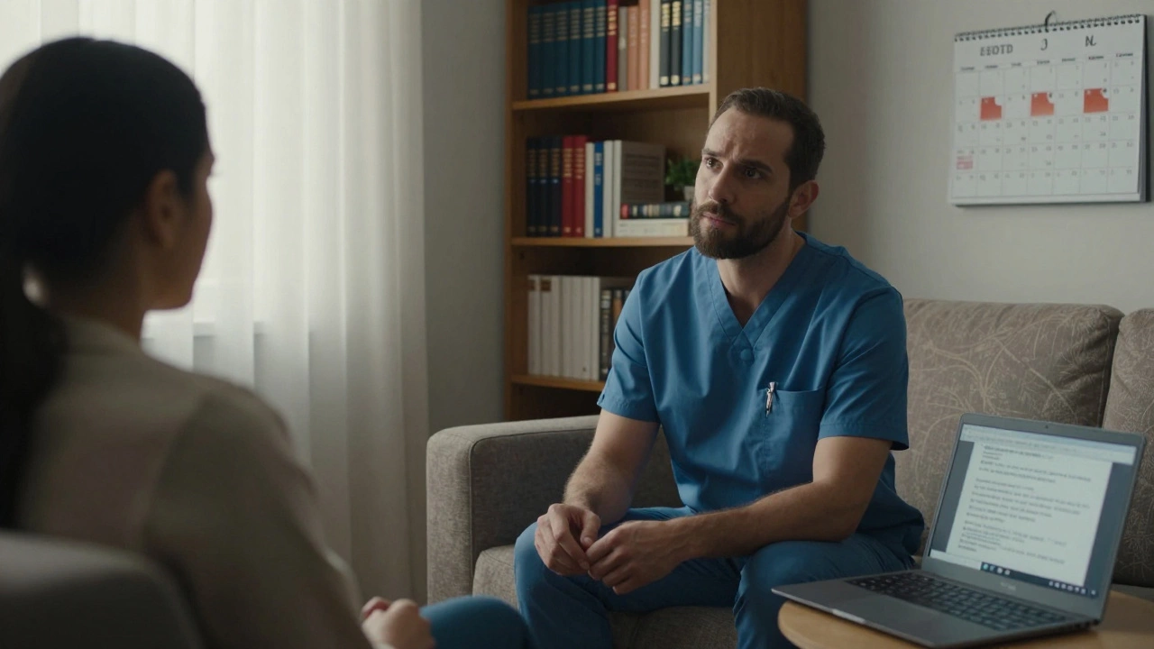 Клинический психолог на сессии в уютном кабинете с заполненным календарем.