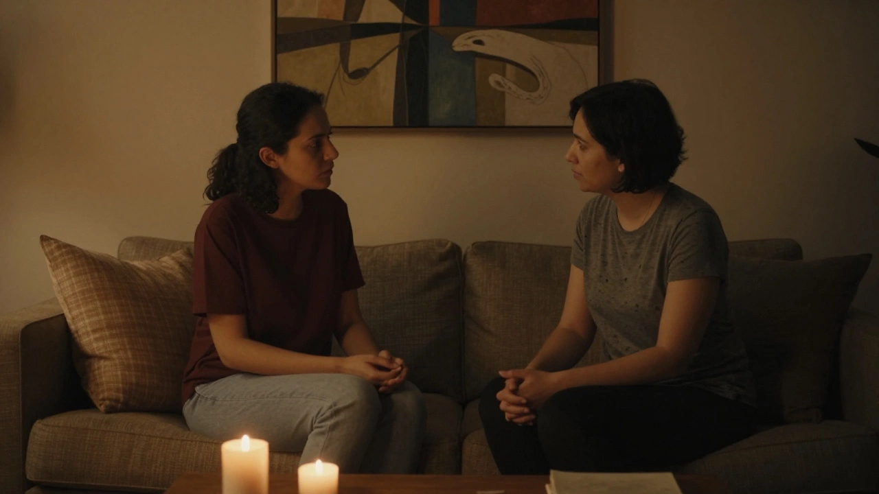 Психотерапевт в уютной обстановке помогает клиенту разобраться в глубинных переживаниях.